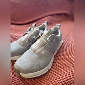 On Running Kids Cloud Sneaker in Light Gray size 3.5